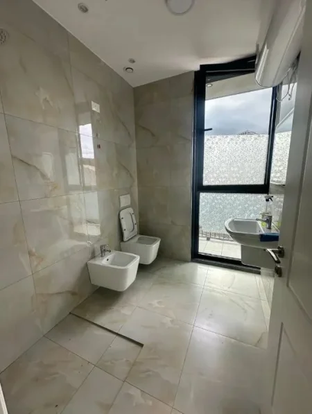 Tirane, jepet me qera ambjent biznesi Kati 3, 130 m² 1.500 € (Liqeni Artificial)