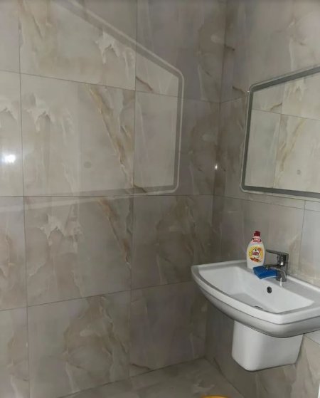 Tirane, jepet me qera ambjent biznesi Kati 3, 130 m² 1.500 € (Liqeni Artificial)