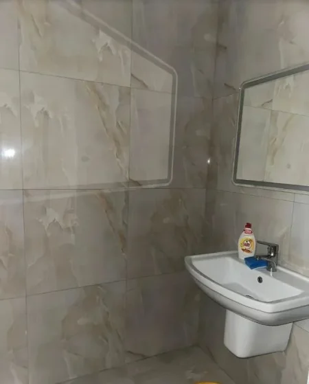 Tirane, jepet me qera ambjent biznesi Kati 3, 130 m² 1.500 € (Liqeni Artificial)