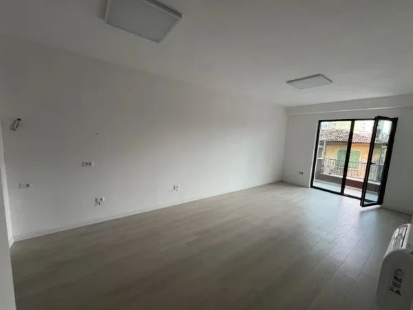 Tirane, jepet me qera , 