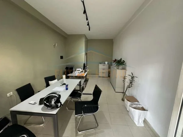 Tirane, shitet ambjent biznesi Kati 0, 30 m² 95.000 € (Komuna E Parisit)