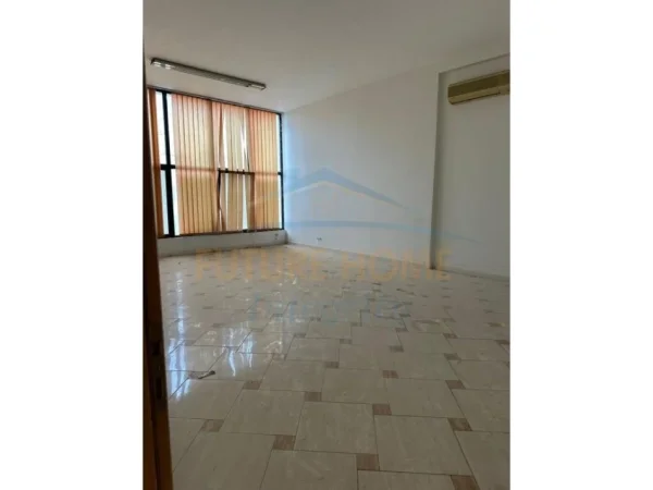 Tirane, shes ambjent biznesi Kati 0, 224 m² 500.000 € (Vllazen Huta)