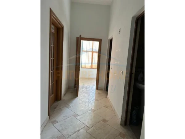 Tirane, shes ambjent biznesi Kati 0, 224 m² 500.000 € (Vllazen Huta)