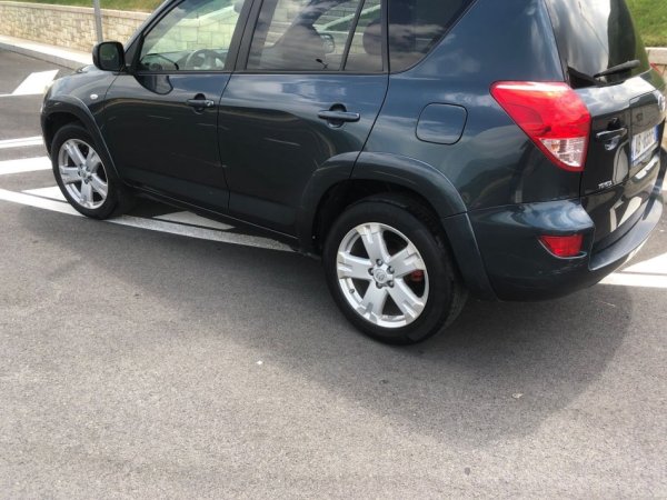 Tirane, shes SUV | Fuoristrad | Xhip TOYOTA RAV 4 Nafte, e zeze manuale Kondicioner 290.000 km 5.000 €
