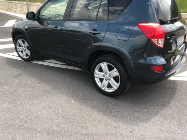 Tirane, shes SUV | Fuoristrad | Xhip TOYOTA RAV 4 Nafte, e zeze manuale Kondicioner 290.000 km 5.000 €