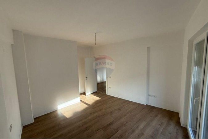 jepet me qera , 94 m² 700 € (Zyre me Qira ne Qender)
