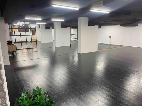 Tirane, jepet me qera zyre Kati 1, 350 m² 4.500 € (SHESHI WILLSON)