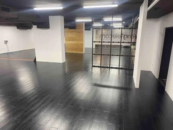 Tirane, jepet me qera zyre Kati 1, 350 m² 4.500 € (SHESHI WILLSON)