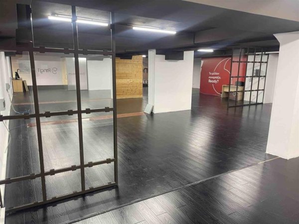Tirane, jepet me qera zyre Kati 1, 350 m² 4.500 € (SHESHI WILLSON)
