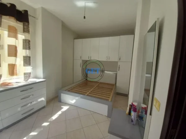Durres, jepet me qera apartament 1+1+Ballkon Kati 2, 250 m² 250 € (SHkembi i Kavajes)