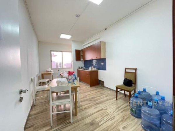 Tirane, jepet me qera ambjent biznesi Kati 5, 300 m² 3.300 Euro (bllok)