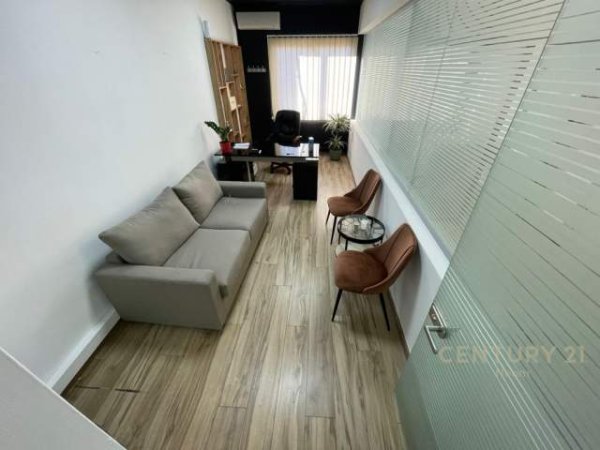 Tirane, jepet me qera ambjent biznesi Kati 5, 300 m² 3.300 Euro (bllok)