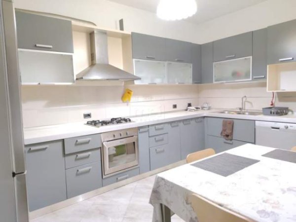 Tirane, jepet me qera apartament 3+1+BLK 150 m² 400 Euro (Yzberisht)