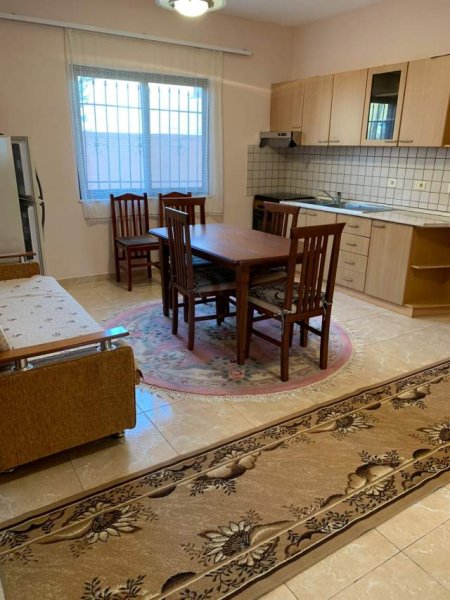 Tirane, jepet me qera shtepi 3+1 Kati 1, 125 m² 37.000 Leke (Shkolla e Bashkuar)