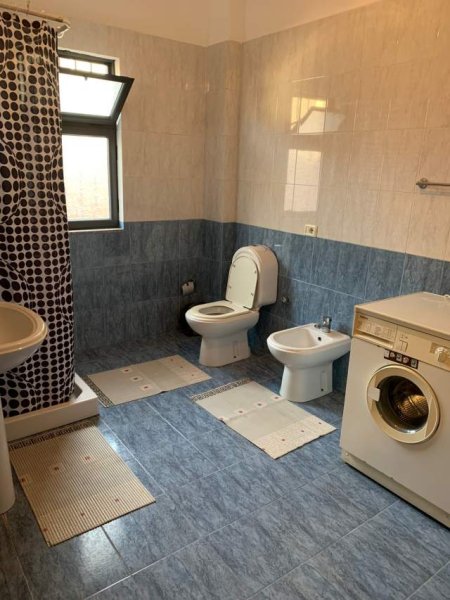 Tirane, jepet me qera shtepi 3+1 Kati 1, 125 m² 37.000 Leke (Shkolla e Bashkuar)