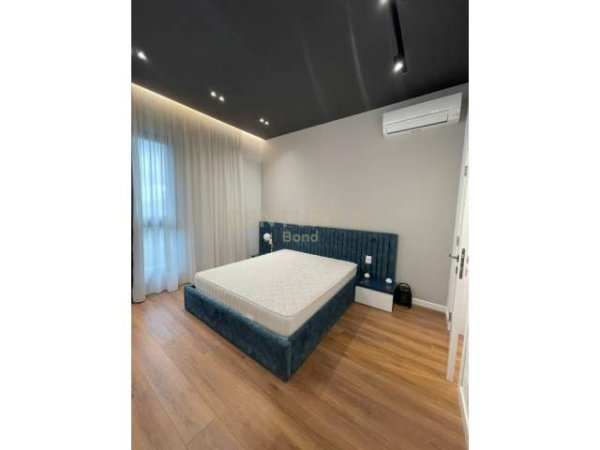 Tirane, jepet me qera apartament 700 Euro (SQUARE 21)