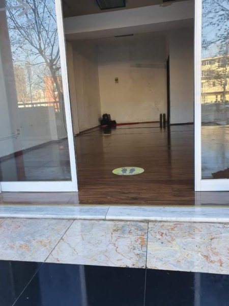 Tirane, jepet me qera dyqan 37 m² 400 Euro