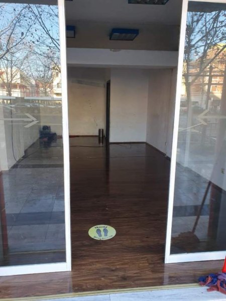 Tirane, jepet me qera dyqan 37 m² 400 Euro