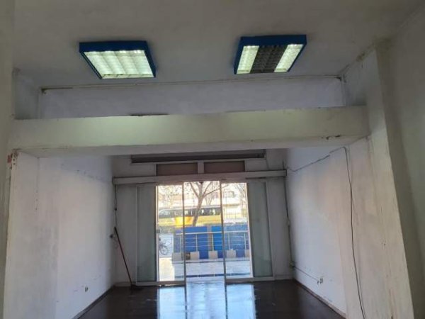 Tirane, jepet me qera dyqan 37 m² 400 Euro