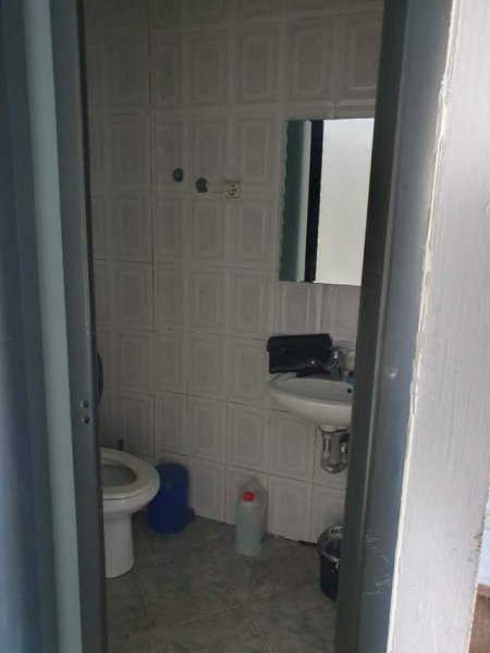 Tirane, jepet me qera dyqan 37 m² 400 Euro