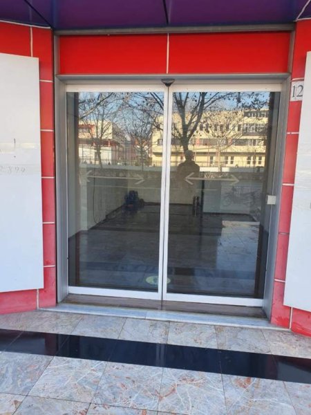 Tirane, jepet me qera dyqan 37 m² 400 Euro