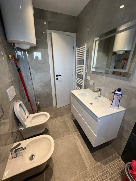 Tirane, jepet me qera 2+1 Kati 7, 84 m² 600 Euro