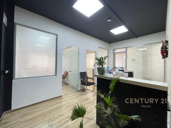 Tirane, jepet me qera ambjent biznesi Kati 5, 300 m² 3.300 Euro (bllok)