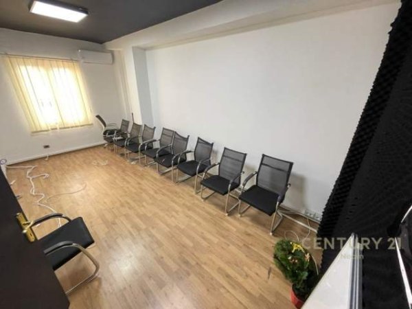 Tirane, jepet me qera ambjent biznesi Kati 5, 300 m² 3.300 Euro (bllok)