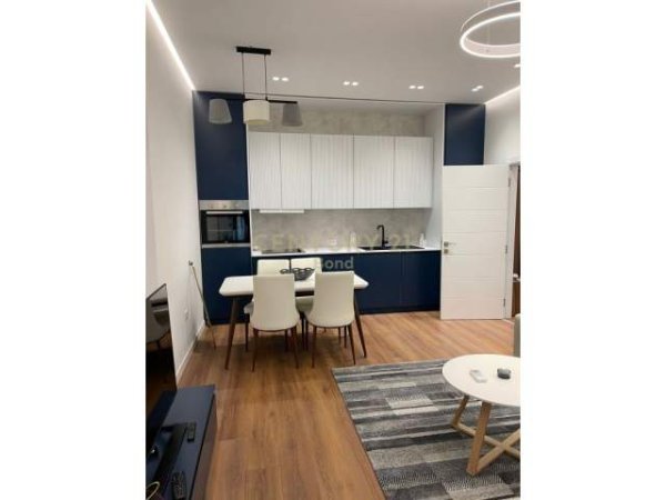 Tirane, jepet me qera apartament 700 Euro (SQUARE 21)
