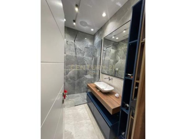 Tirane, jepet me qera apartament 700 Euro (SQUARE 21)
