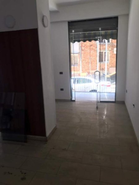 Tirane, jap me qera Dyqan 60.000 Leke