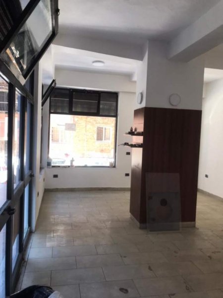 Tirane, jap me qera Dyqan 60.000 Leke