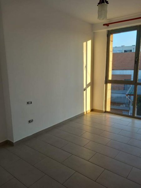 Tirane, jepet me qera apartament 1+1 Kati 6, 65 m² 35.000 Leke (Komisariati numer 4)