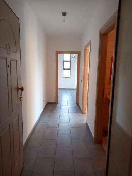 Tirane, jepet me qera apartament 1+1 Kati 6, 65 m² 35.000 Leke (Komisariati numer 4)