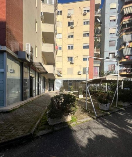 Tirane, jepet me qera lokal Kati 0, 110 m² 700 Euro