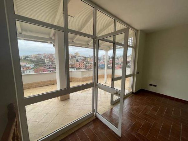 Tirane, jepet me qera Vile  4 Kateshe, 590 m² 1.200 Euro (Shkoze)