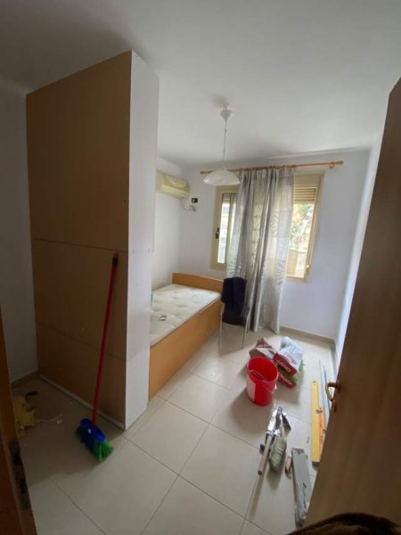 Tirane, jepet me qera zyre Kati 1, 105 m² 650 Euro (Prane Shkolles Edith Durhami)