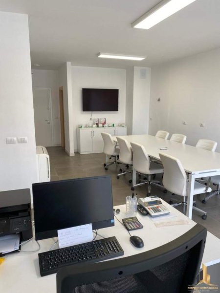 Tirane, jepet me qera zyre Kati 5, 1.100 Euro (9 Katshet)
