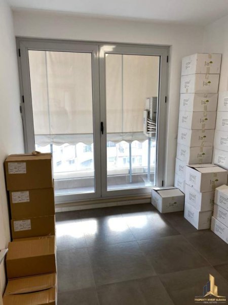 Tirane, jepet me qera zyre Kati 5, 1.100 Euro (9 Katshet)