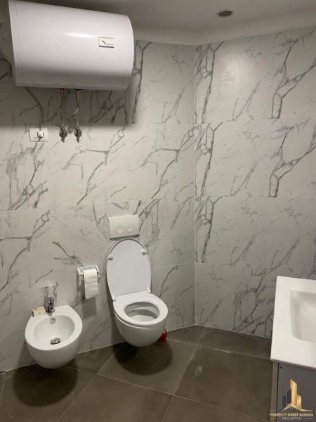 Tirane, jepet me qera zyre Kati 5, 1.100 Euro (9 Katshet)