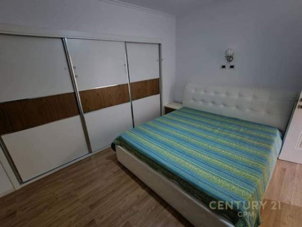 Tirane, jepet me qera apartament 3+1 Kati 2, 1.000 Euro (bllok)