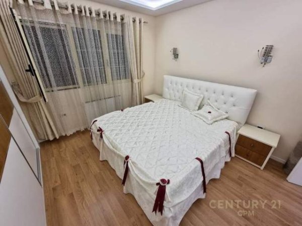 Tirane, jepet me qera apartament 3+1 Kati 2, 1.000 Euro (bllok)