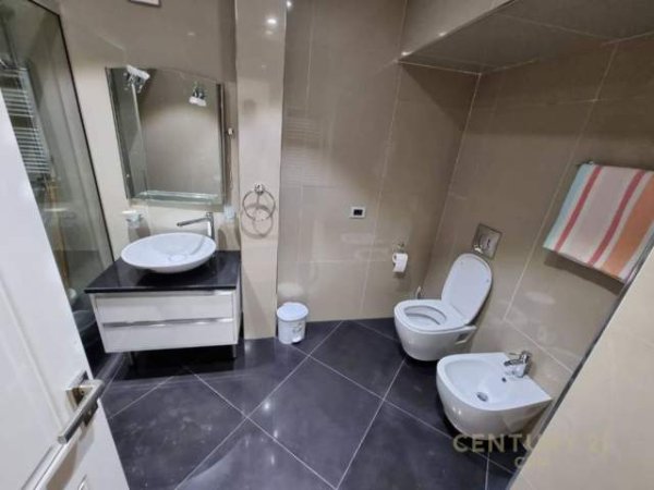 Tirane, jepet me qera apartament 3+1 Kati 2, 1.000 Euro (bllok)