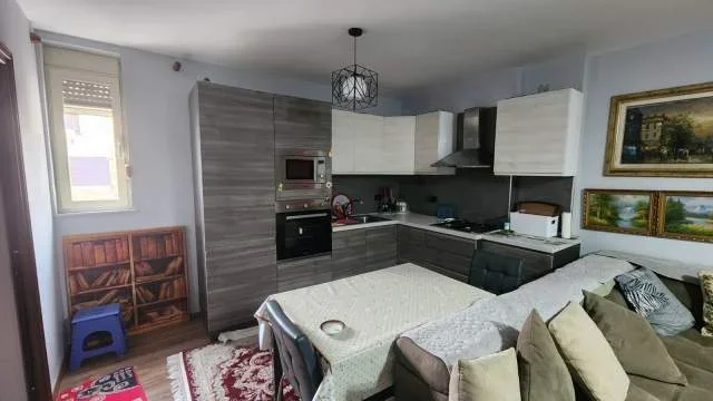 Tirane, jepet me qera apartament 2+1 Kati 4, 90 m² 500 Euro (Gjimnazi Petro Nini Luarasi)