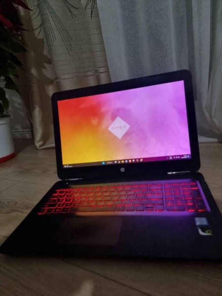 Tirane, ofert Laptop HP OMEN 15 AX009NG 16GB 256 SSD 512 HDD 500 Euro