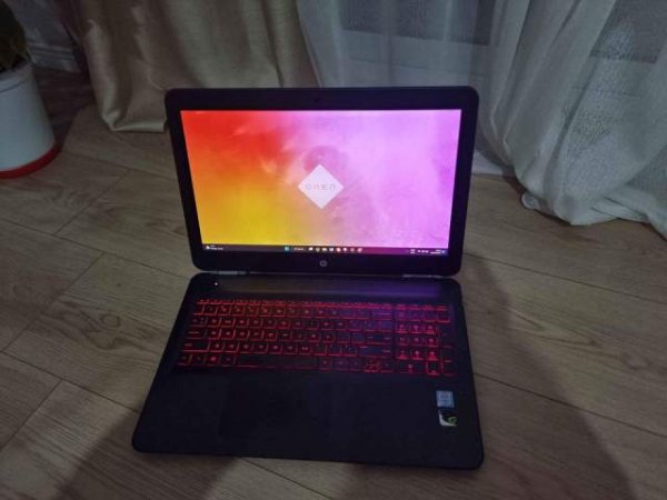 Tirane, ofert Laptop HP OMEN 15 AX009NG 16GB 256 SSD 512 HDD 500 Euro