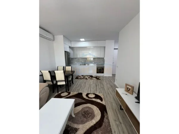 Tirane, jepet me qera apartament 1+1+Ballkon Kati 5, 67 m² 450 € (UNAZA E RE)