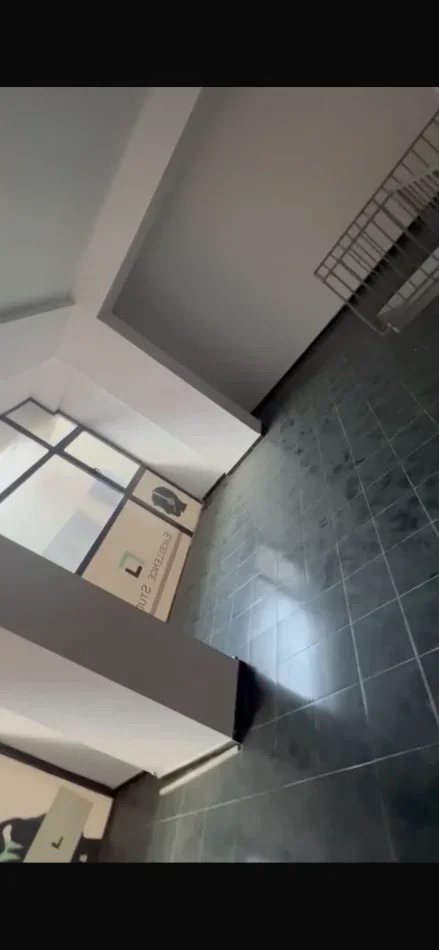 Tirane, jepet me qera ambjent biznesi Kati 1, 140 m² 1.000 € (Rruga e saraçëve)