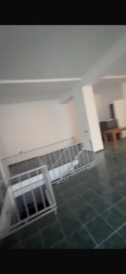 Tirane, jepet me qera ambjent biznesi Kati 1, 140 m² 1.000 € (Rruga e saraçëve)