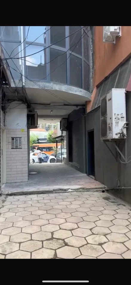Tirane, jepet me qera ambjent biznesi Kati 1, 140 m² 1.000 € (Rruga e saraçëve)